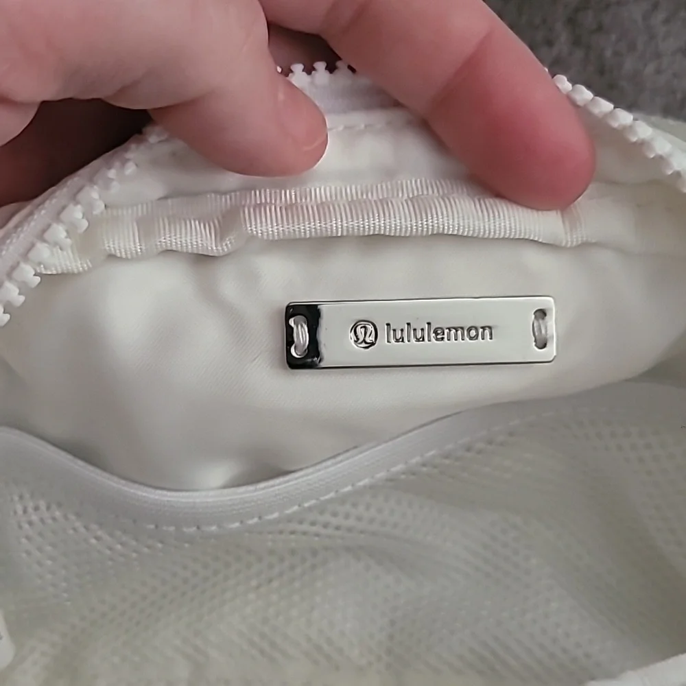 Lululemon Everywhere Belt Bag - White Opal - Excellent condition - Picture 5 of 7
